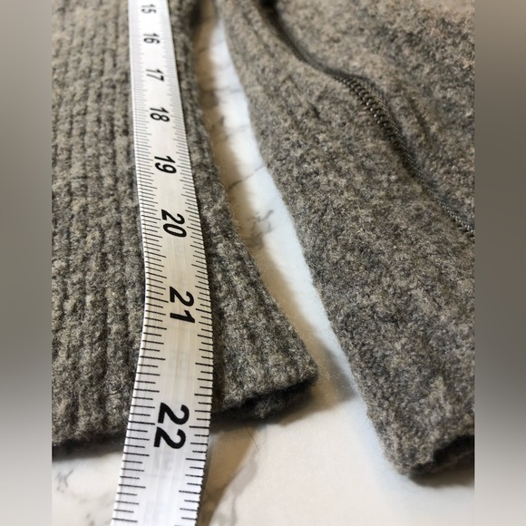 Abercrombie & Fitch Ribbed Sweater with Double Zipper Detail. Women’s Medium - Picture 6 of 7
